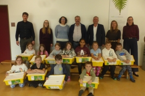 Zwölf LEGO Spike Kästen für die Schule