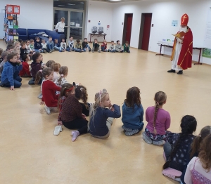 Nikolaus besucht die Grundschule Miltach