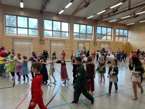 Rehe, Schmetterling, Cowboys und Polizisten tanzen in der Turnhalle