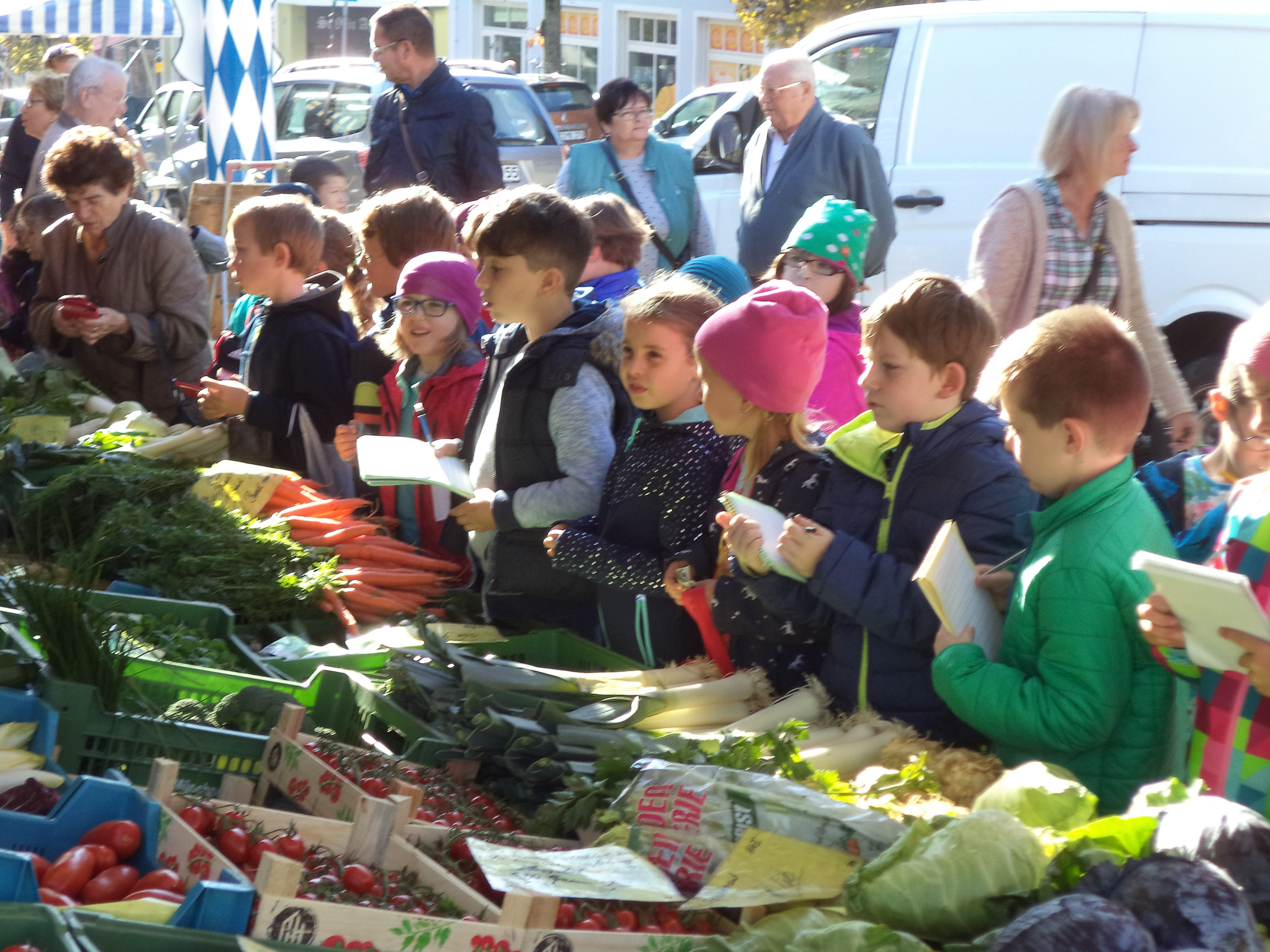 2. Klasse besucht Wochenmarkt