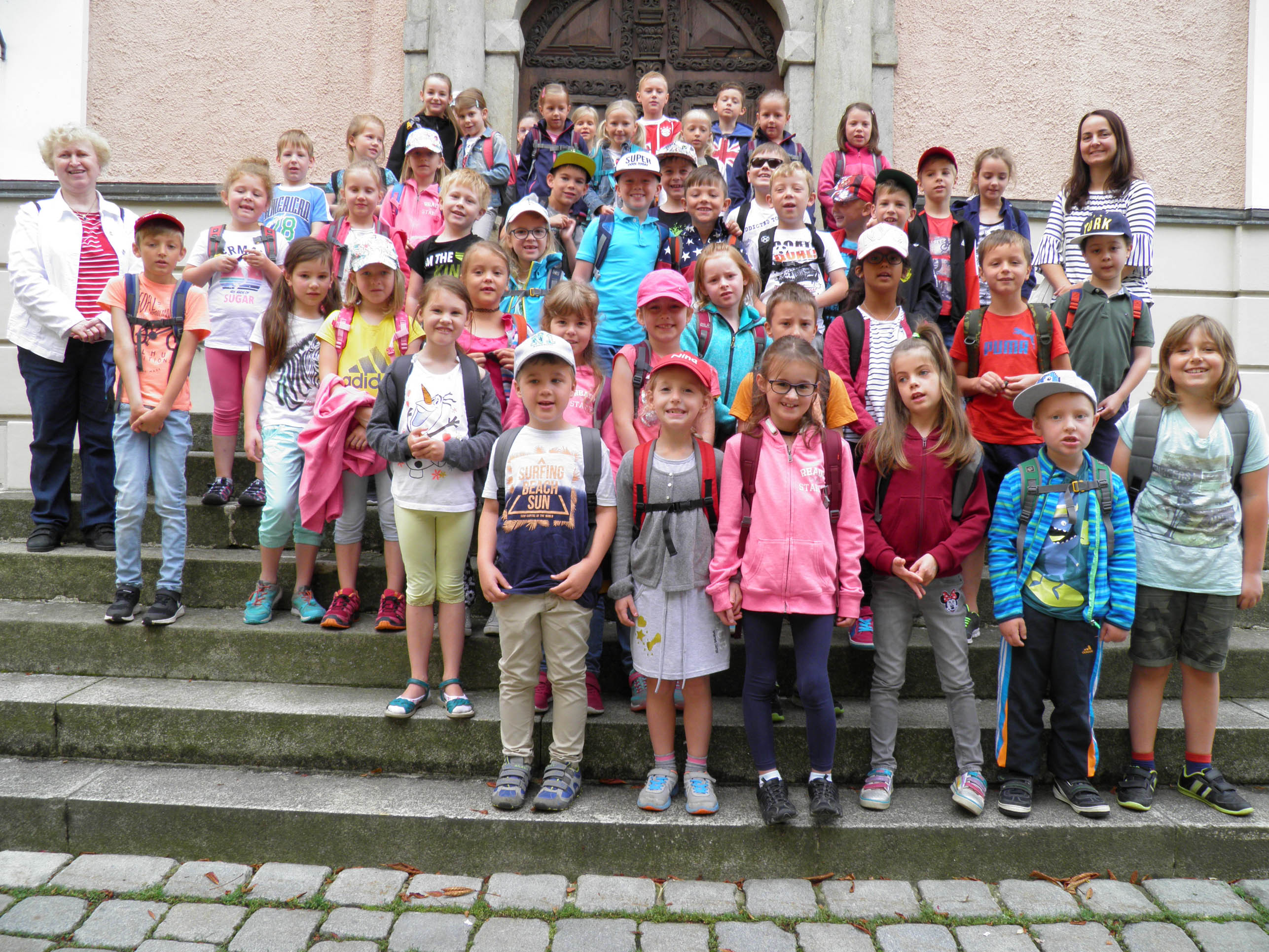 Die Kinder warten gespannt auf die Aufführung