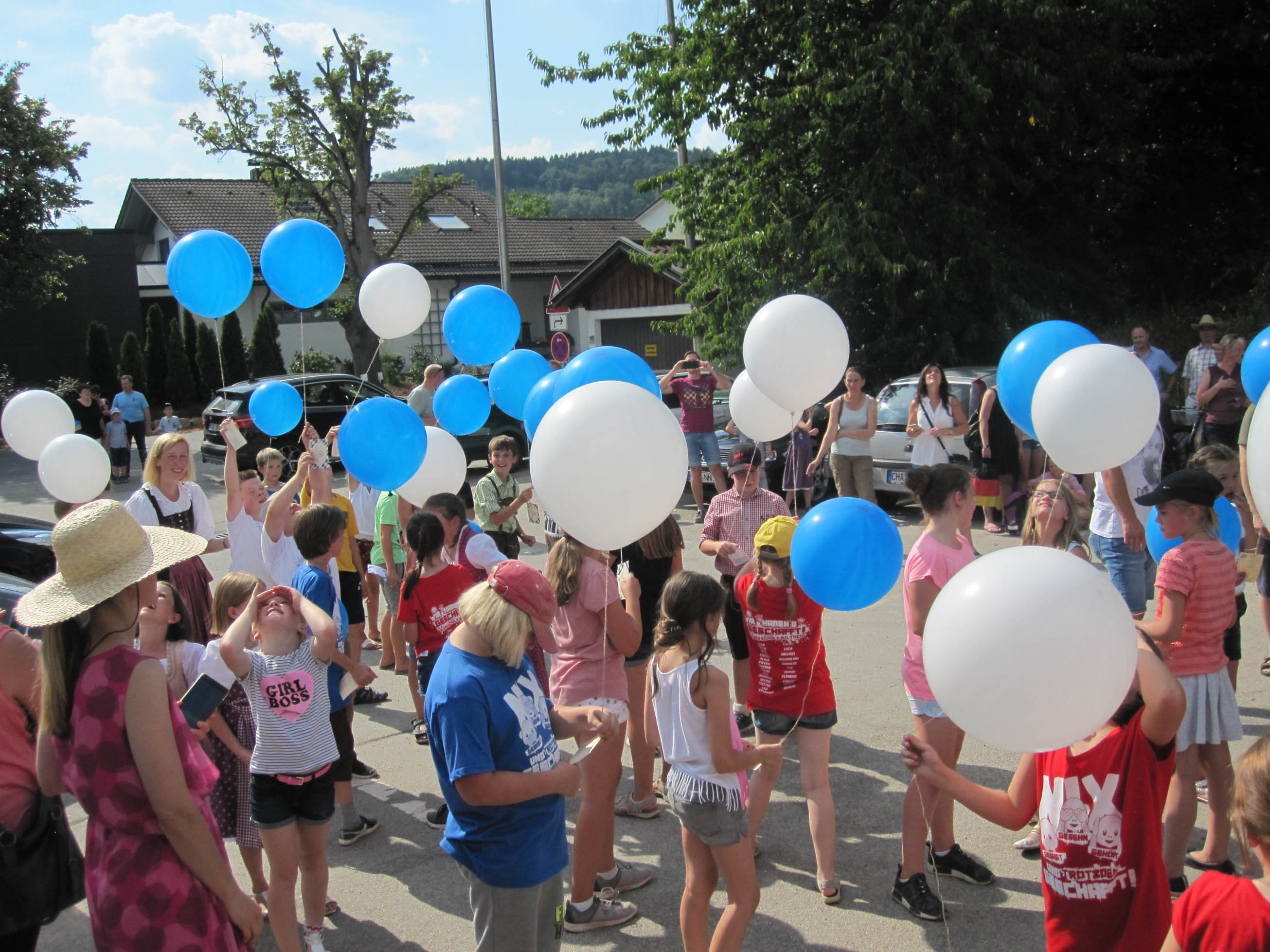 Luftballonsteigen der 4. Klassen