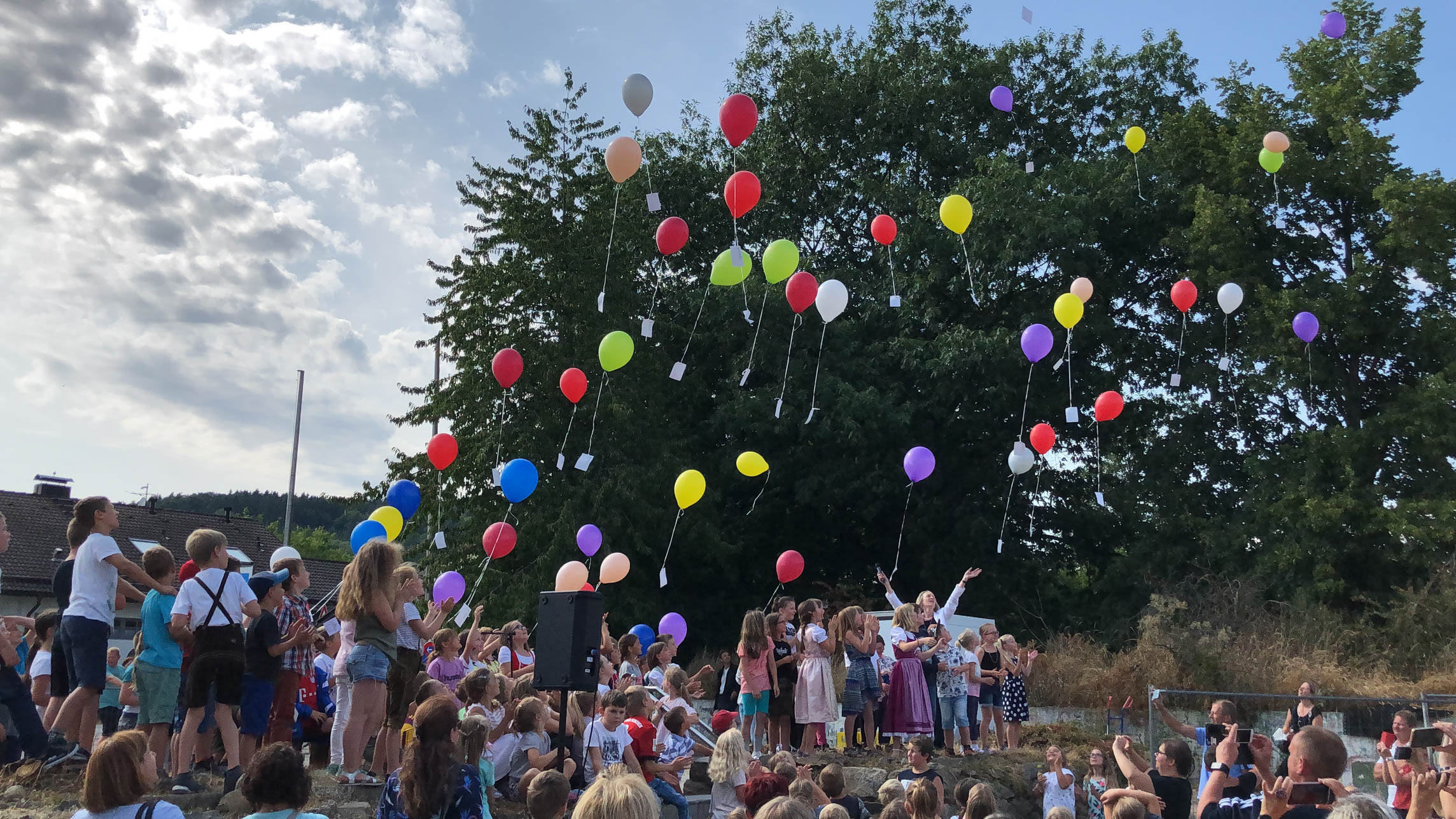 Luftballonsteigen der Viertklässler