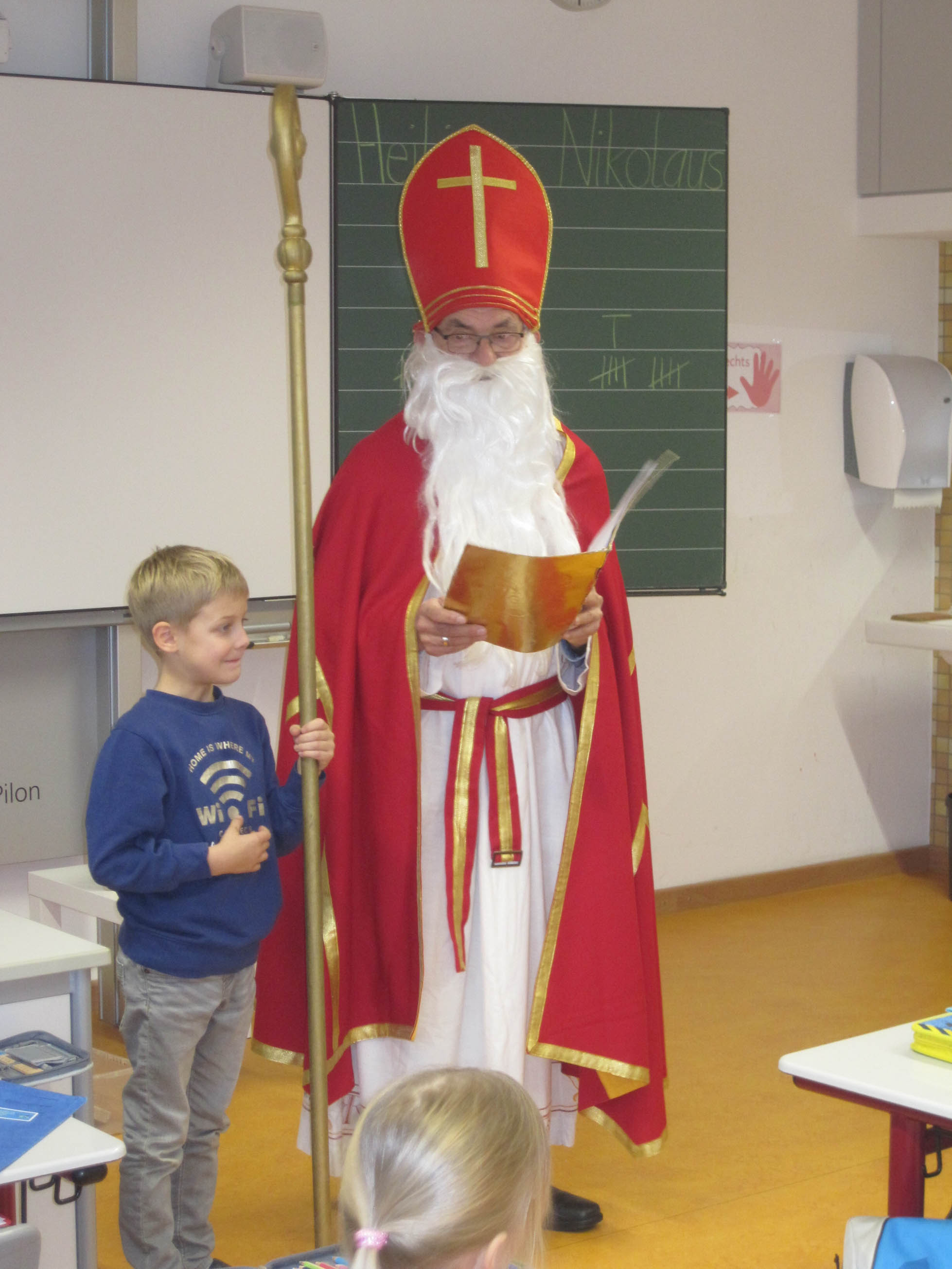 Der Nikolaus besuchte die 1. Klassen