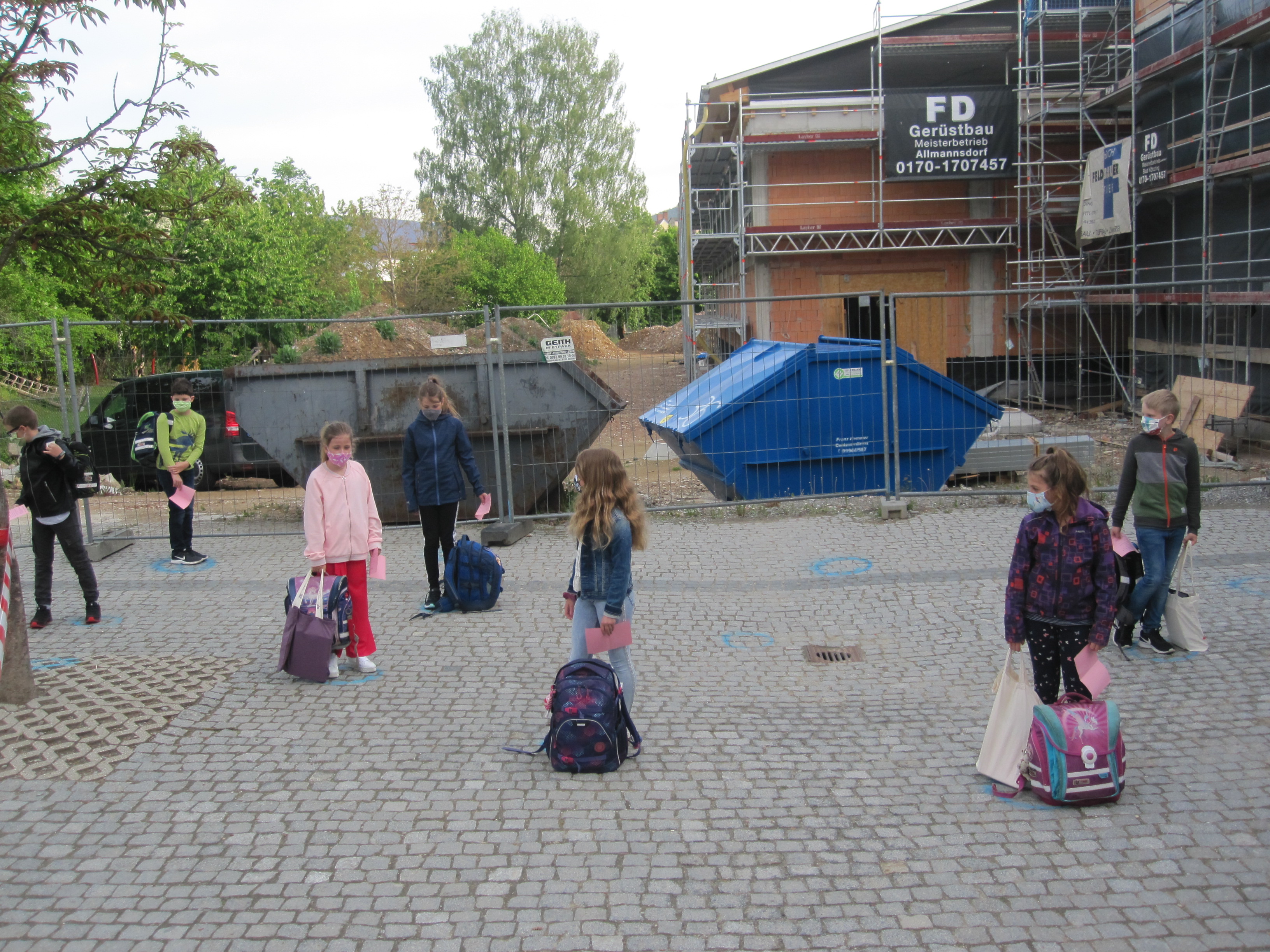 Abstand schon beim Betreten des Schulgeländes