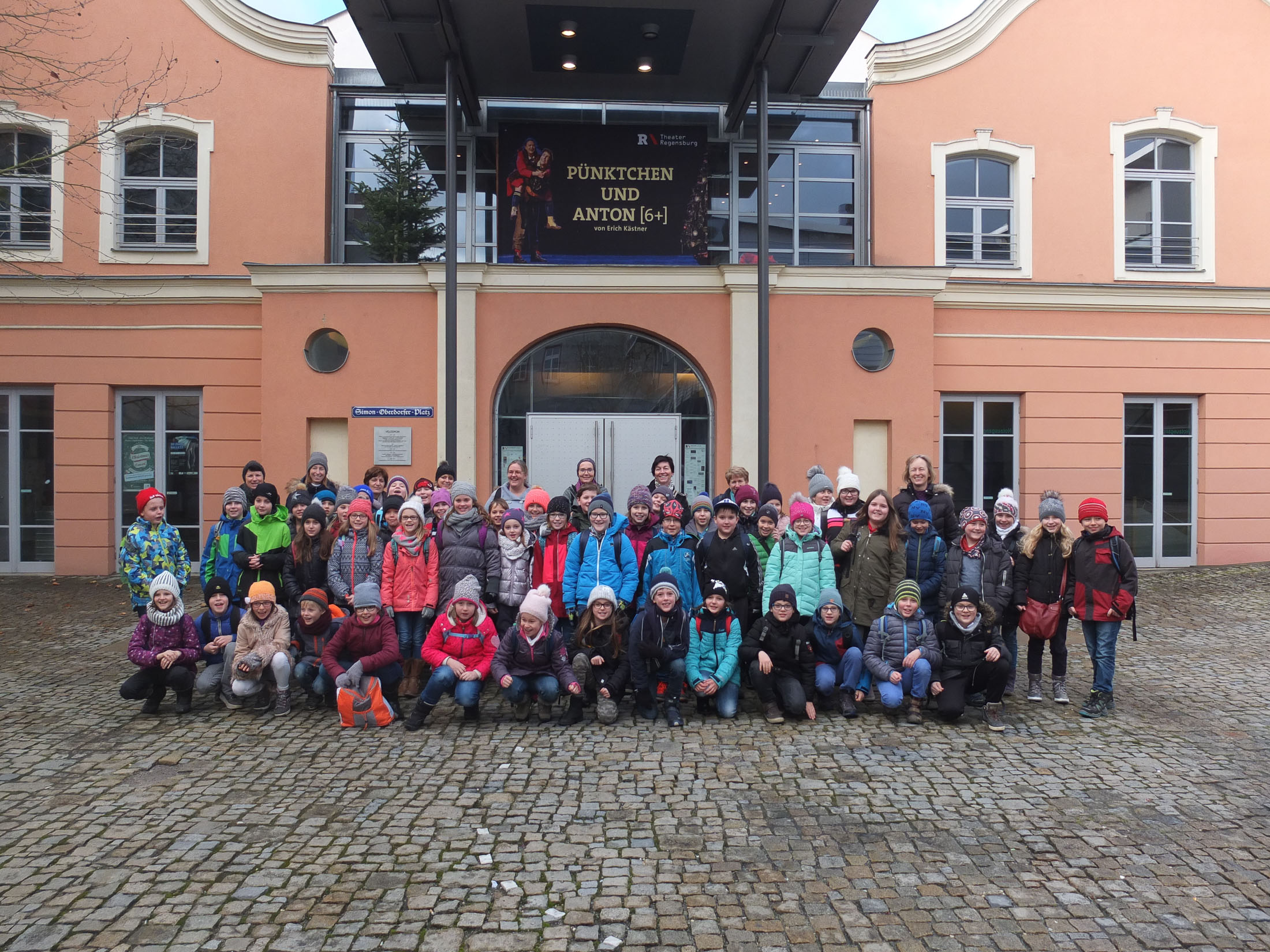 Die Reisegruppe vor dem Theater „Velodrom“